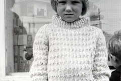 Anna Myrberg i Haparanda 1964, på besök hos mormor och morfar.