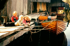 Anna och Kristina Myrberg och två okända barn.