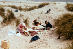 Strandliv i Danmark på 60-talet, från vänster Kerstin Myrberg, Britta Thorböll  och Erik Thorböll. I bakgrunden Mats Myrberg.