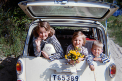 Kristina, Anna och Mats Myrberg på utflykt cirka 1965.