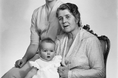 Kristina Myrberg i knät på mormor Gunvor Nygren, mamma Kerstin Myrberg bakom, 1955.