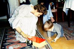 Kerstin och Mats Myrberg, julmorgon hos mormor och morfar i Avesta.