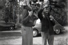 Mats och Nils Myrberg med "farbror Petterson" och okänt barn.