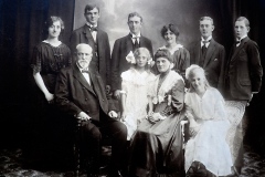 Carl Gustaf Nilsson (1855-1921) med hustrun Anna Elisabet Nilsson/Nygren (1865-1952) och barnen, st. fr vänster Greta Elisabet (1892-1986), Tor Elias 1897-1989); Karl Arvid (1893-1968), Anna Hagar (1894-1984); Olle Gunnar (1896-1929) och Bertil Yngve Hugo (1899-1975).Margit (Maja) Ingeborg (1901-1984) sitter längst t höger medan Ruth Gunborg (1906-2000) står mellan föräldrarna. Sonen Nils Torsten (1903-1904) ej med på bilden. Källa: Jan Nygren.