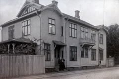 Carl Gustaf Nilsson (1855-1921) med hustrun Anna Elisabet Nilsson Nygren (1865-1952) vid bostaden i Varberg.