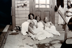 Systrarna Nygren, Greta, Hagar, Maja med Ruth längst fram, troligen på kallbadhuset i Varberg, cirka 1910.