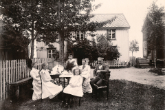 Familjen Staverfelt på sommarnöje i Malvik i Norge 1901. I förgrunden systrarna Anna och Mia Staverfelt, till höger pappa Anton Staverfelt, mamma Christina mellan Mia och pappa, t v om mamma, sonen Carl.