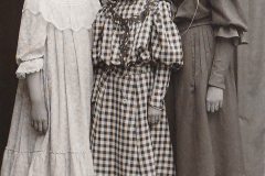 Mia Staverfelt, okänd flicka och Anna Staverfelt, omkring 1905.