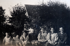 Baard Leif Gunvor Öivind Ragnhild Kaijka och Arne Grindal Lindänget 1907. Källa: Gunvor Grindal