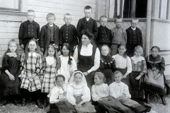 Holens småskola 1908. Gunvor Grindal sitter t v om läraren och Leif Grindal står som andra fr höger överst.