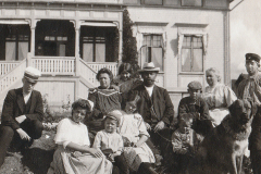 Lindänget 1909, Grindals med faster Malene, Gunvor står mellan föräldrarna i mitten. Källa: Gunvor Nygren.