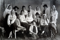 Folkdanslaget i Orsa 1916. Gunvor Grindal överst; tredje fr vänster.