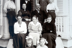 Lindänget; sommaren 1917. Barnen Öivind; Arne; Leif; Baard Grindal överst. Mamma Wiihelma; pappa Teodor Grindal sedan; därefterdöttrarna Ragnhild; Gunvor och Kaijka Grindal; längst ned döttrarna Marit och Hjördis Grindal.Källa: Gunvor Grindal.