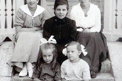 Lindänget; sommaren 1917. Wiihelma och Teodor Grindals döttrar Gunvor, Kaijka och Ragnhild Grindal, längst ned döttrarna Marit och Hjördis Grindal. Källa: Gunvor Grindal.