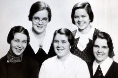 5 systrar Grindal, ett kort möte hos fotografen i Stockholm 1933. Nedre raden: Ragnhild Garby, Gunvor Nygren, Kaijka Bruce, övre raden Marit Grindal, Hjördis Grindal. Källa: Hjördis Grindal.