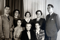 Fr vänster: Arne Gunvor Hjördis Marit och Öivind. Sittande: Ragnhild Bestemor Wilhelma Kaijka. Orsa mammas 80-årsdag 1947. Källa: Gunvor Grindal.