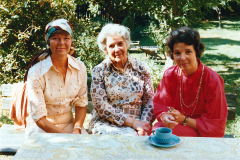 Dagen efter Gunvors 75-årsdag, 11 juli 1976, i Ehdes trädgård. Döttrarna Britta t vänster och Ingrid till höger. Källa: Gunvor Nygren.