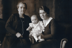 Bestemor Wilhelma Grindal, Gunvor Nygren f Grindal och Kerstin Nygren, Göteborg 1931. Källa: Gunvor Nygren.