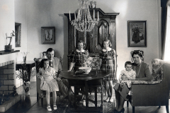 Ingrid, Tor, Kerstin, Britta, Margareta och Gunvor Nygren i bostaden i Ljusdal 1942.