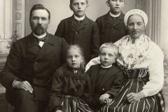 Familjen Myrberg, omkring 1900. Dottern Anna, (f. 1896) och sonen August, (f. 1897) sitter emellan föräldrarna, stående sonen Axel (f.1891) till vänster och sonen Eric (f. 1892) till höger, Nils Myrbergs far.