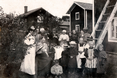 Släkt och vänner församlade vid kaffebordet på Saradagen den 19 juli 1896 hos Bröms Nils Persson i Heden, står bak på denna bild. Myr Brita Myrberg, tredje stående fr vänster, därefter Måg Nils Myrberg.