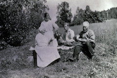 Paus i slåttern i Hästberg, dottern Anna häller upp kaffe till mor Myr Brita, far Måg Nils längst till höger, sonen August i mitten.
