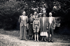 Nils Myrberg i mitten, bakom honom står August och Anna Myrberg, hans farbror och faster, övriga okända, troligen i Hästberg.