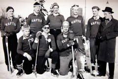 Nils Myrberg (andra fr.v främre raden) med bandylaget Käftis på Tandläkarhögskolan i Stockholm, början av 1950-talet.