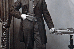 Ove Wilhelm Øvergaard. Bak står: Photographed by W Keith, 87, Lord St, Liverpool.