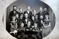 Hans Gude Övergaard f 1818, d 1874 och han hustru Louise Elsasser f 1819 d 1899 och deras 18 barn "de aderton" (två inklippta). Källa: Övergaardsslegtens Gaardergren.