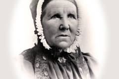 Oline Kristina Grindal, f Øvergaard. Född på Gaarder 19 oktober 1822, död på Lille-Grindalen i Elverum 15 oktober 1913. Hon gifte sig med Morten Reiersen (1815-1881) den 28 december 1841. De hade tio barn, däribland Theodor Grindal, morfar till Kerstin Myrberg. Källa: Gunvor Nygren.