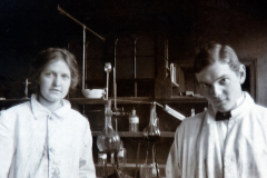 Tor Nygren som medicine student 1918, till höger, okänd t vänster.