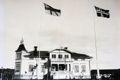 Lindänget, Orsa foto omkring 1904 el senare. Obs! Unionsmärken på båda flaggorna. Källa: Gunvor Nygren.