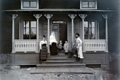 Thomas Øvergaards bostad i Mora 1892. Wilhelma Øvergaard (g Grindal) längst till vänster; Thomas Øvergaard till höger.