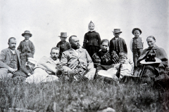 Utfärd till Risaberget omkring 1895-1896. I mitten bestefar, sedan Bestemor, Arne och mormor Edla hellström. Andra från vänster är nog Ove. Övriga okända. Källa: Christina Hjelte.