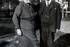 Bestemor och Bestefar Orsa, sommaren 1937. Foto och källa: Gunvor Nygren.